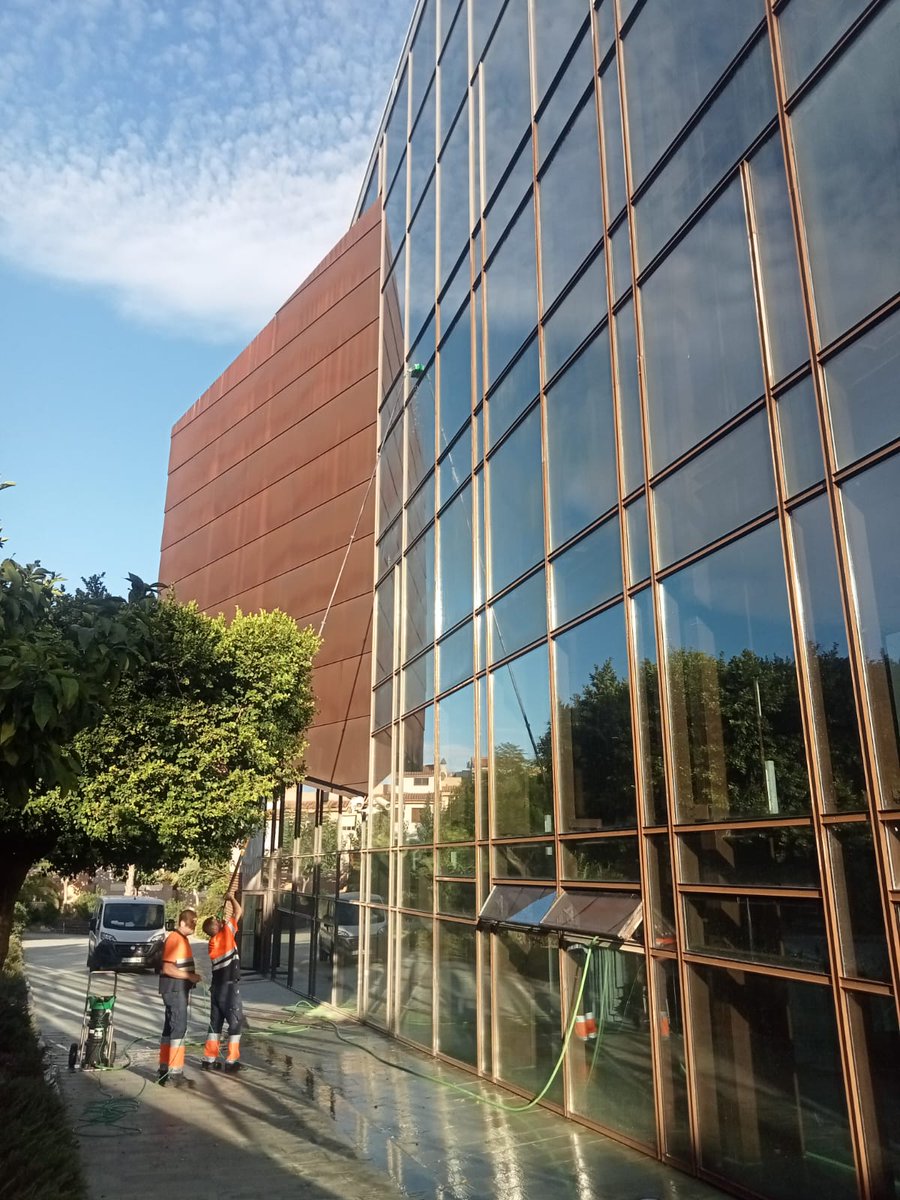 SercomosaN's tweet photo. Los impresionantes cristales del Teatro Villa de Molina están impecablemente limpios, ¡gracias al esfuerzo de nuestros compañeros de limpieza de edificios! 💪🧼✨
#TeatroVillaDeMolina #LimpiezaDeEdificios #MolinaDeSegura https://t.co/UtDWL4L5uU