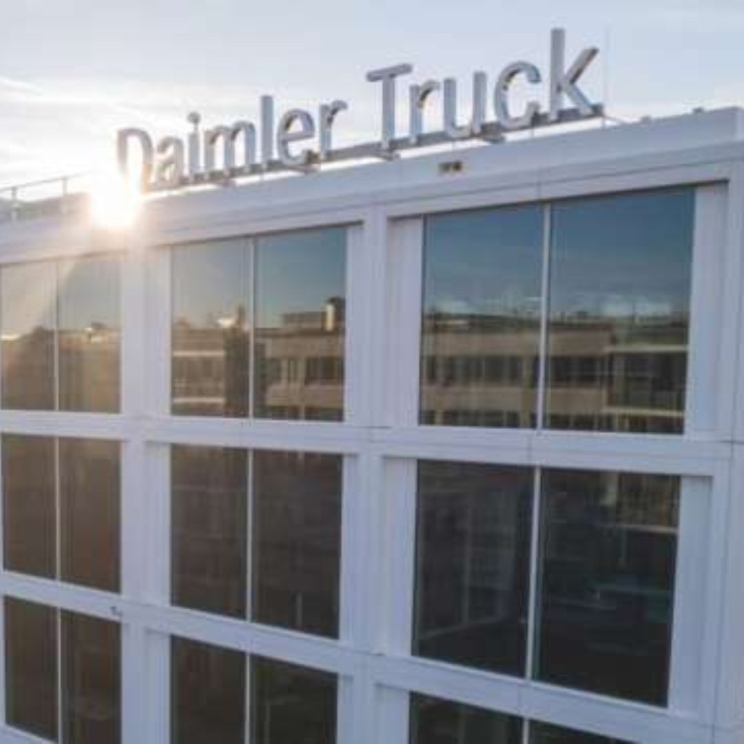 LesEmpires's tweet photo. 📈 Action à surveiller aujourd'hui :

1️⃣ Daimler Truck Holding AG (DTG) - Forte demande et transition vers les véhicules électriques. Opportunité à long terme ?

#DaimlerTruck #DTG #Investissement #Bourse https://t.co/koYXljKYgv