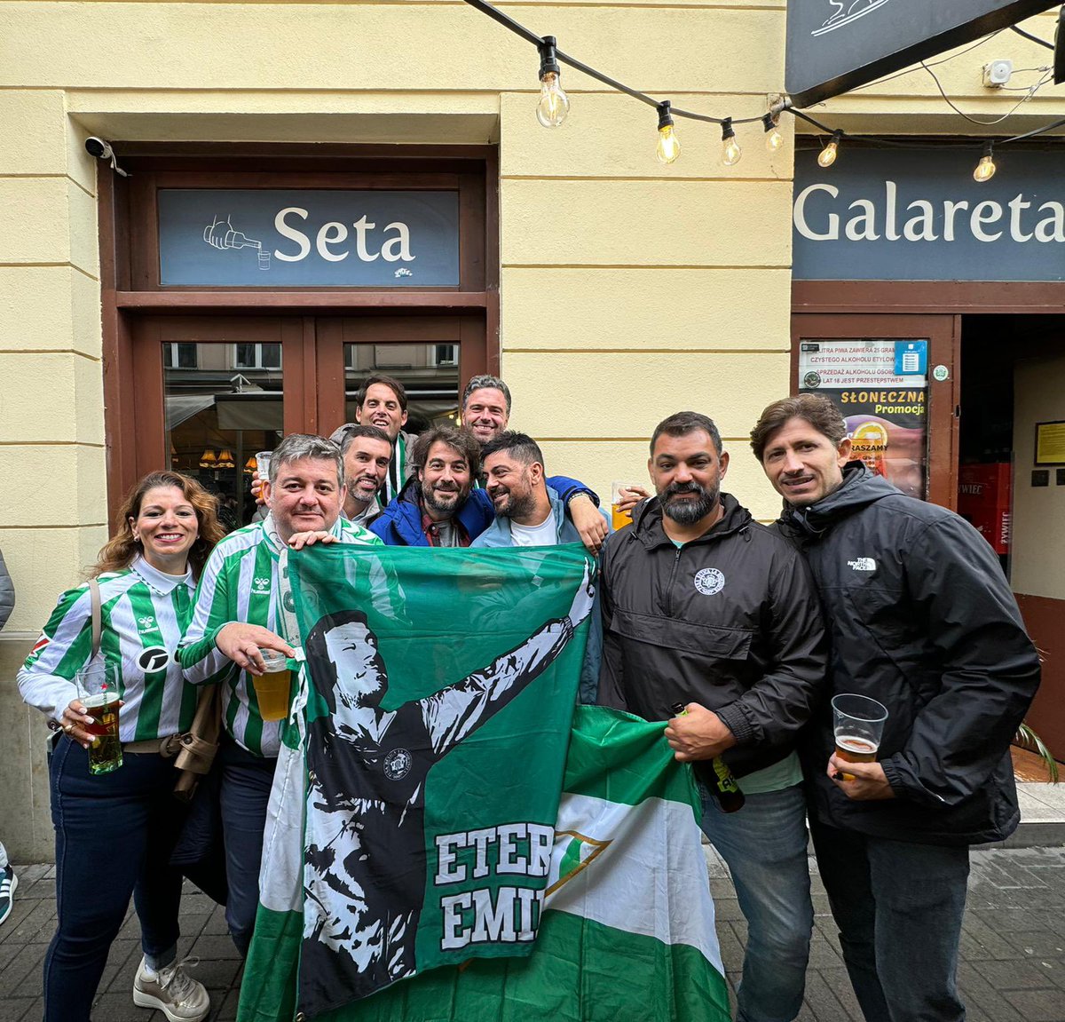 pb_laesquinita's tweet photo. Patinazo gordo en el césped, para abrir la temporada de romerías Europeas. Honor a los desplazados y buena vuelta a todos @Barroso1907 @PepeluPepeluis @mario_menchen @piloponeso @TerryYago @anaedinburgh @fhaespo @JOSEPGALLEGO 💚🇳🇬👏🏻 https://t.co/rHqbvSUF9A