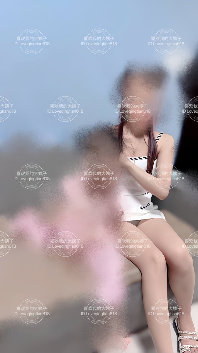 今天休息在家
随手拍拍老婆的风情，大姐出去玩了，老婆一身白色套装，还把肚脐眼露出来了，不知道你们还记得吗，老婆去年的穿衣风格是休闲，现在的衣服越来越女人了，知性感性美 https://t.co/mEE7T5jGSU