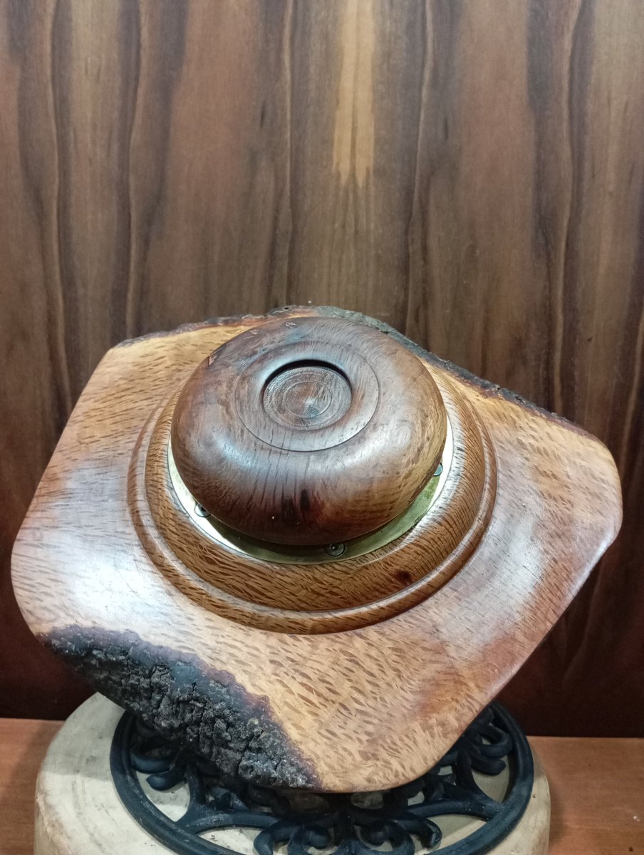 Urnas funerarias de encina extremeña. 100% naturales, sin barnices ni lacas, terminadas en cera de abeja.

Encinas Recicladas, Artesanía Extremeña 

Telf wasap 634645764.