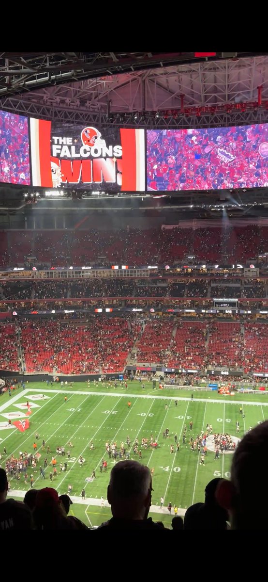 _FootballFilms_'s tweet photo. @roddywhiteTV Stadium was half empty during a walkoff game winner it was so sad bro. Never leave during a 1 score game https://t.co/L9NmV7hQ0B