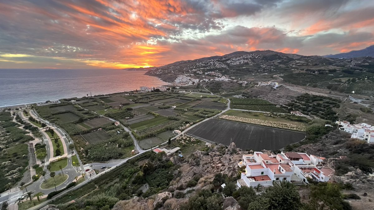 Maravilloso atardecer el que nos regaló ayer Salobreña desde su castillo. 🥰🔥

#ViveSalobreña