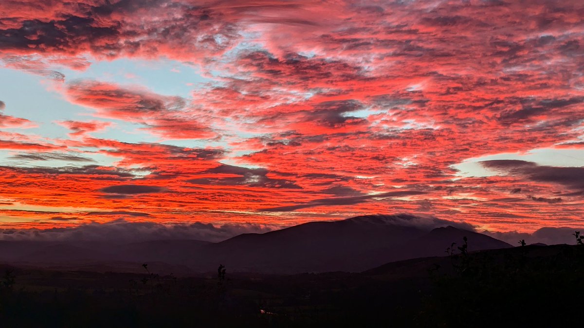 Sunrise right now.

No filters, no editing.

#Morning #Sunrise #LakeDistrict #October