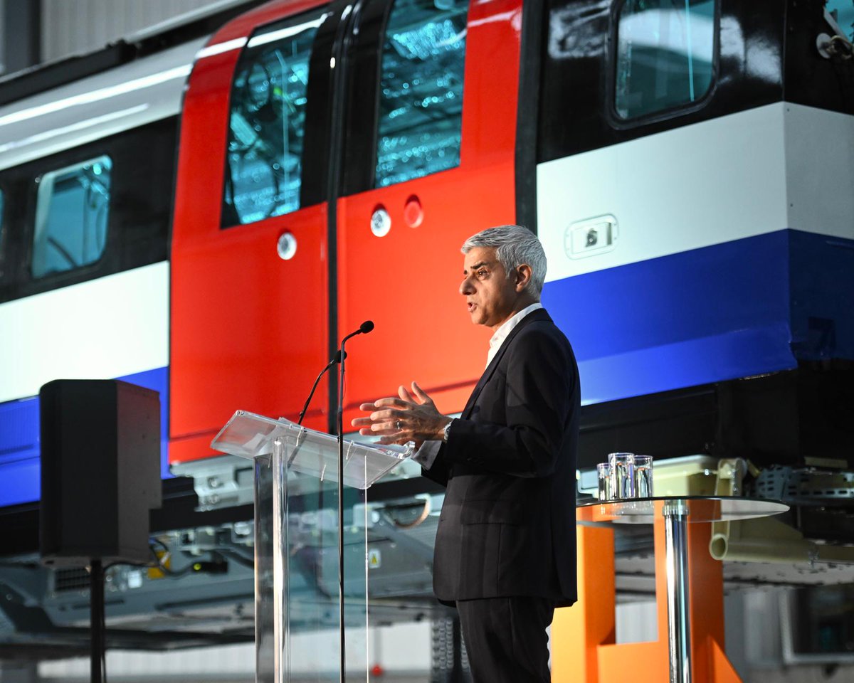 MayorofLondon's tweet image. The new Piccadilly line trains will be state-of-the-art, more spacious and for the first time ever for a Deep Tube train—fitted with air-conditioning ❄️

Expect wider doorways, walk-through carriageways and enhanced digital screens so you are always on top of your journey 🚇