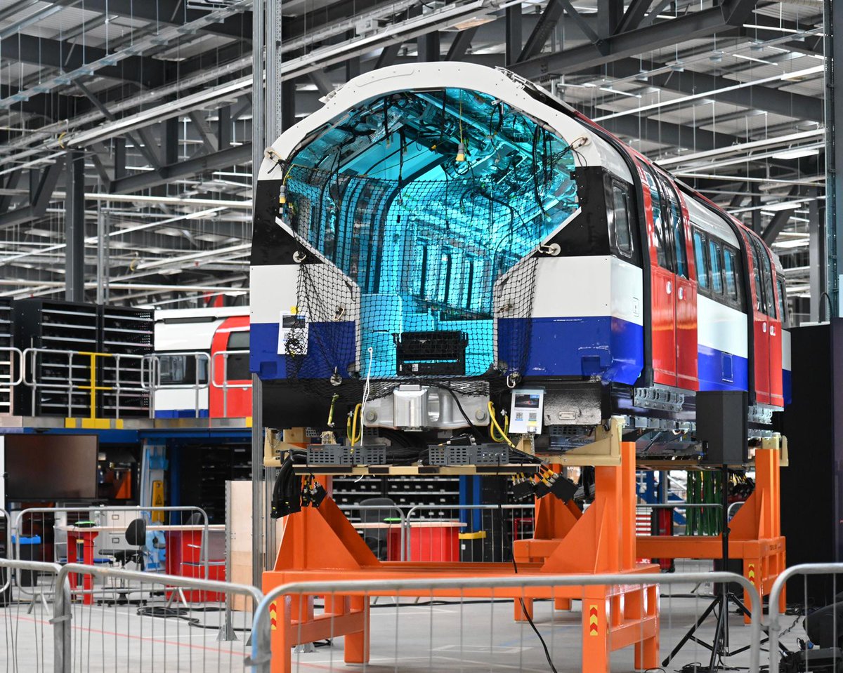 MayorofLondon's tweet image. The new Piccadilly line trains will be state-of-the-art, more spacious and for the first time ever for a Deep Tube train—fitted with air-conditioning ❄️

Expect wider doorways, walk-through carriageways and enhanced digital screens so you are always on top of your journey 🚇