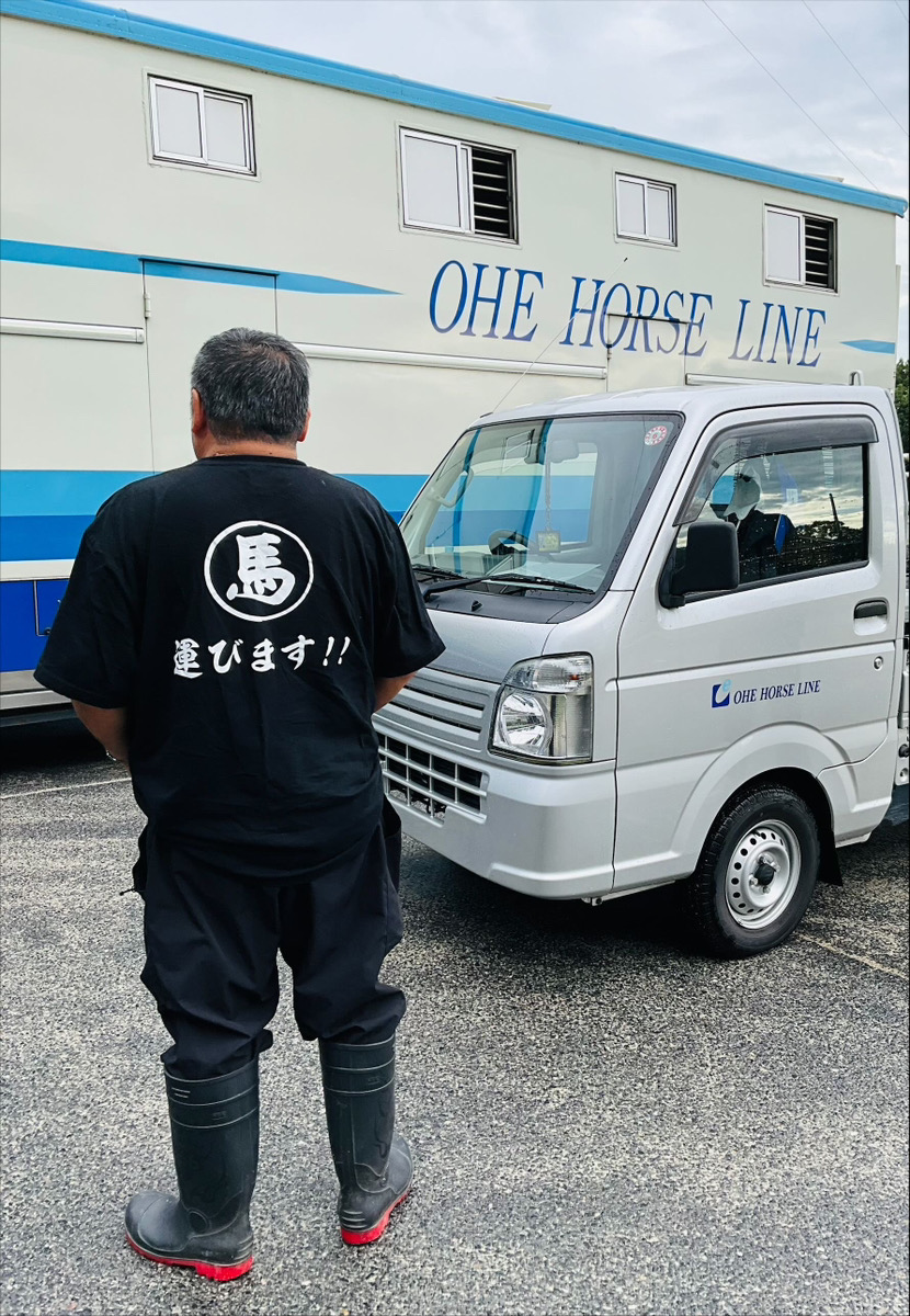 さずか大江運送　
熟練馬運車ドライバー！！
背中が輝いています。
伝えたい事が明確で分かりやすいです。

自作Tシャツです。
（　本人には撮影許可もらいました。）