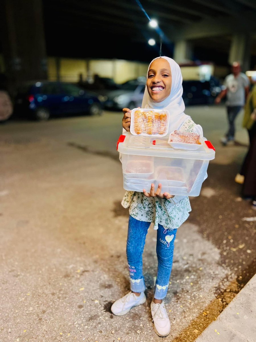196__Z's tweet photo. #منقوول 
دعماً لمشاريع الاسر السودانية في مصر، امس بالصدفة لقيت البنوتة الحلوة دي معاها امها بتبيع سمبوسة حلوة وساكنين فيصل الملكة

ف لو لقيتو البنوتة دي اشترو منها او لو عايزين تطلبو منها مباشر عبر رقم الهاتف : 01128864150 مريم https://t.co/dTrEuBTe5M