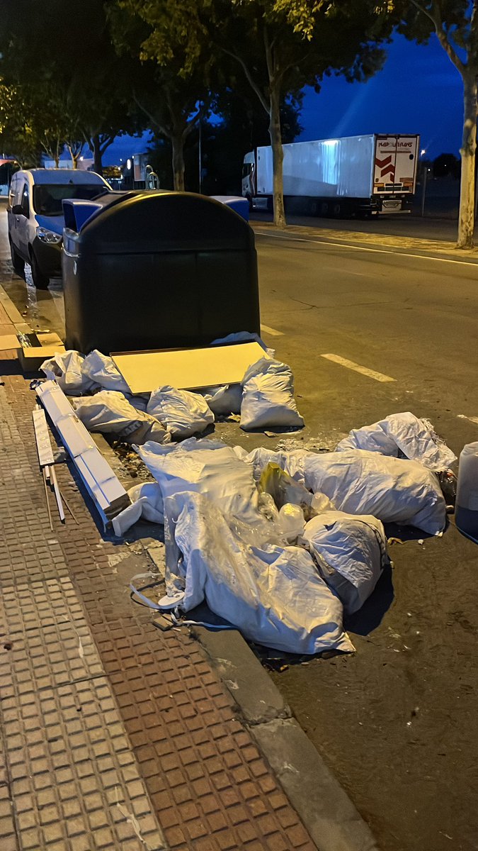 mariadlc217's tweet photo. @OrlandoChaconT @MADRID @AlmeidaPP_ Más de 1 mes denunciando y esperando que limpien esto. Merecemos un entorno saludable para trabajar. Como TODOS. 
#madrid #limpieza #salud https://t.co/FqD0pexAHP