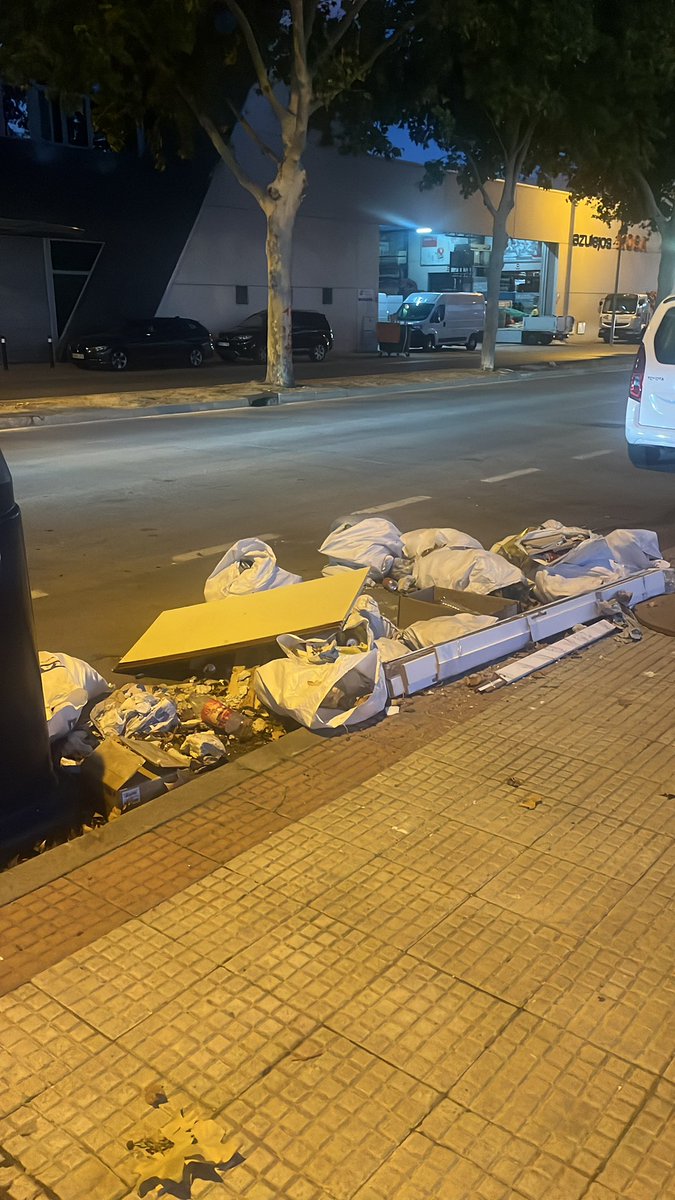 mariadlc217's tweet photo. @OrlandoChaconT @MADRID @AlmeidaPP_ Más de 1 mes denunciando y esperando que limpien esto. Merecemos un entorno saludable para trabajar. Como TODOS. 
#madrid #limpieza #salud https://t.co/FqD0pexAHP