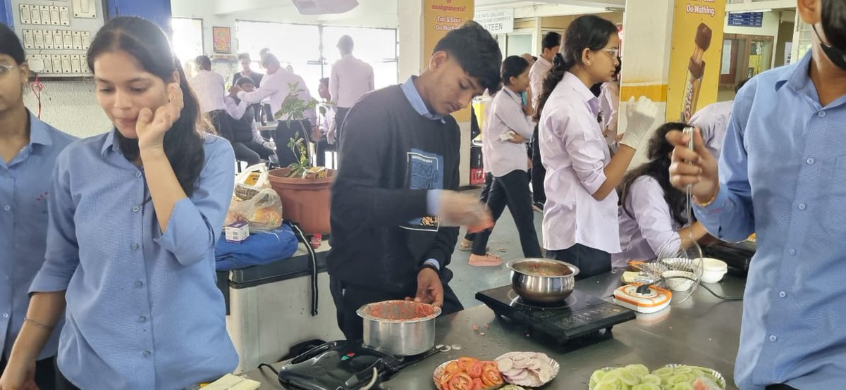 sbpcsc_pcet's tweet photo. The 11th Science and Commerce students of SBPCSC recently organized an exciting FunFair, filled with games, food stalls, and entertainment. 

#PCET #SBPCSC #SBPCSCFunFair #StudentCreativity #TeamworkInAction #FunAndGames #ScienceAndCommerce #FunForEveryone #SBPCSCEvents https://t.co/KQJnQO81Q7