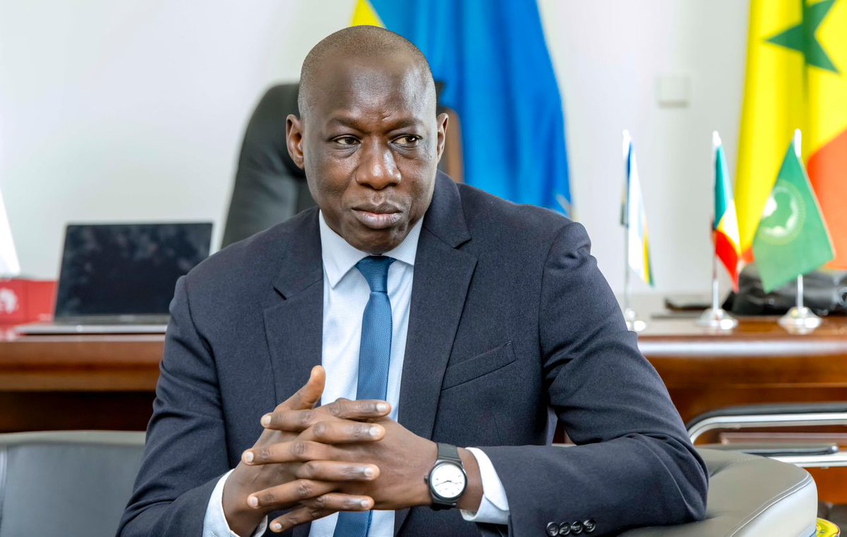 ...2/2 Outre les félicitations du personnel de l'Ambassade pour l'excellent travail entrepris au Rwanda, l'Amb SOW l'a remercié pour sa contribution à la réussite des missions des délégations sénégalaises à Kigali et lui a souhaite plein succès dans ses nouvelles fonctions.