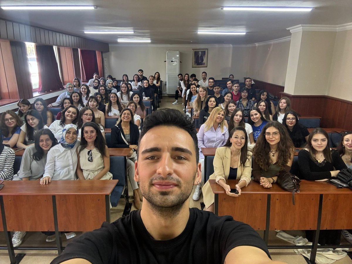 Birinci sınıf öğrencileriyle oryantasyon programımızı tamamladık! Yeni arkadaşlarımız, fakülte imkanlarını ve bölümlerini tanıma fırsatı buldu. Hep birlikte başarılı ve dolu dolu bir yıl geçirmeyi dört gözle bekliyoruz!