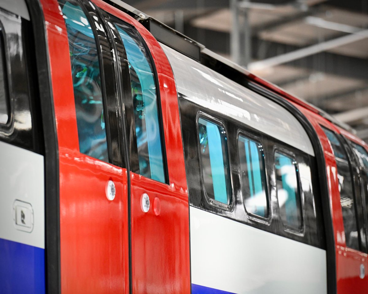 MayorofLondon's tweet image. The new Piccadilly line trains will be state-of-the-art, more spacious and for the first time ever for a Deep Tube train—fitted with air-conditioning ❄️

Expect wider doorways, walk-through carriageways and enhanced digital screens so you are always on top of your journey 🚇