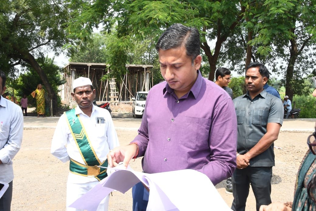 Collector Adilabad (@collector_adb) on Twitter photo ఫ్యామిలీ డిజిటల్ కార్డ్ ల జారీ కై పైలెట్ ప్రాజెక్టు లో భాగంగా శుక్రవారం గుడిహత్నూర్ మండలం గోండు హర్క పూర్ గ్రామం లో అధికారులు నిర్వహిస్తున్న ఇంటింటి సర్వేను పరిశీలిస్తున్న జిల్లా పాలనాధికారి రాజర్షి షా.
<a href="/TelanganaCMO/">Telangana CMO</a>
<a href="/TelanganaCS/">Office of Chief Secretary, Telangana Govt.</a>
@mpponguleti
<a href="/seethakkaMLA/">Danasari Seethakka</a>
<a href="/IPRTelangana/">IPRDepartment</a> ఫ్యామిలీ డిజిటల్ కార్డ్ ల జారీ కై పైలెట్ ప్రాజెక్టు లో భాగంగా శుక్రవారం గుడిహత్నూర్ మండలం గోండు హర్క పూర్ గ్రామం లో అధికారులు నిర్వహిస్తున్న ఇంటింటి సర్వేను పరిశీలిస్తున్న జిల్లా పాలనాధికారి రాజర్షి షా.
<a href="/TelanganaCMO/">Telangana CMO</a>
<a href="/TelanganaCS/">Office of Chief Secretary, Telangana Govt.</a>
@mpponguleti
<a href="/seethakkaMLA/">Danasari Seethakka</a>
<a href="/IPRTelangana/">IPRDepartment</a>