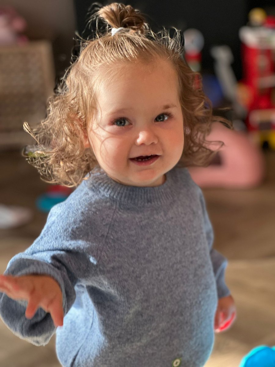 PrinsesChrissie's tweet image. En dan is mijn eigen kleine vriendinnetje alweer 2 jaar 
🥳🥳🎉🎉🎊🎊🎁🎀 #Eliorah #Peuter #mijn #neeeeeee #krullenbollie #lovetothemoonandback #infinityandbeyond #alleenmaarliefde #mijnmeissie #mazzeltovbis120 #granddaughter #zoveelliefde #proudgranny #timeflies