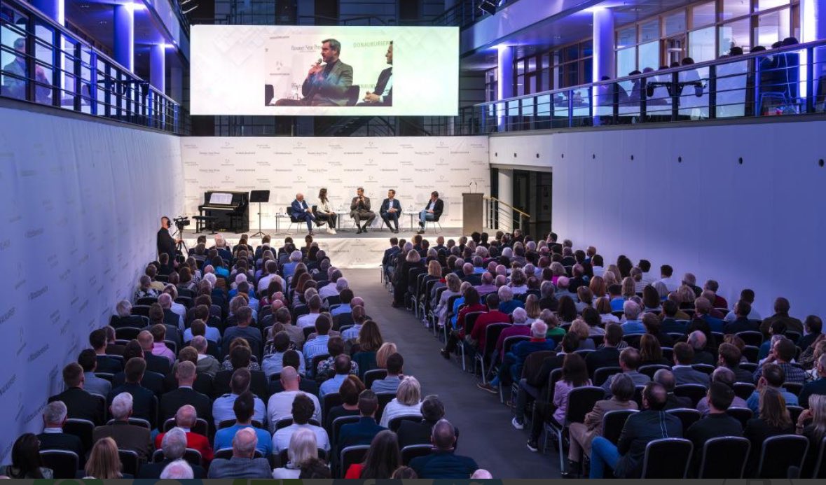 „Chancen und Risiken von Künstlicher Intelligenz diskutierte eine Experten-Runde im Rahmen der Veranstaltungsreihe „MENSCHEN in EUROPA“ der Mediengruppe Bayern. Dabei war weniger von den Tücken als von den Vorteilen die Rede. Moderator Kai Diekmann, ehemaliger Bild-Chefredakteur