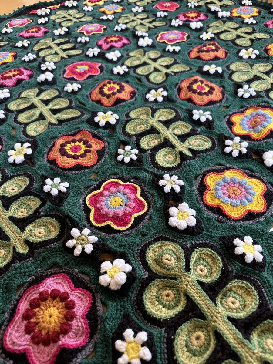 できたあ〜1ヶ月ちょっと😅😅140cm✖️112cm天気が悪いから水通しはまた今度(とか言ってる間に昼寝で使いそうw)アメリーで編んだからコットンで編んだのより軽いわ😊😊😊 #theMERCERIE #crojoretro #かぎ針編み