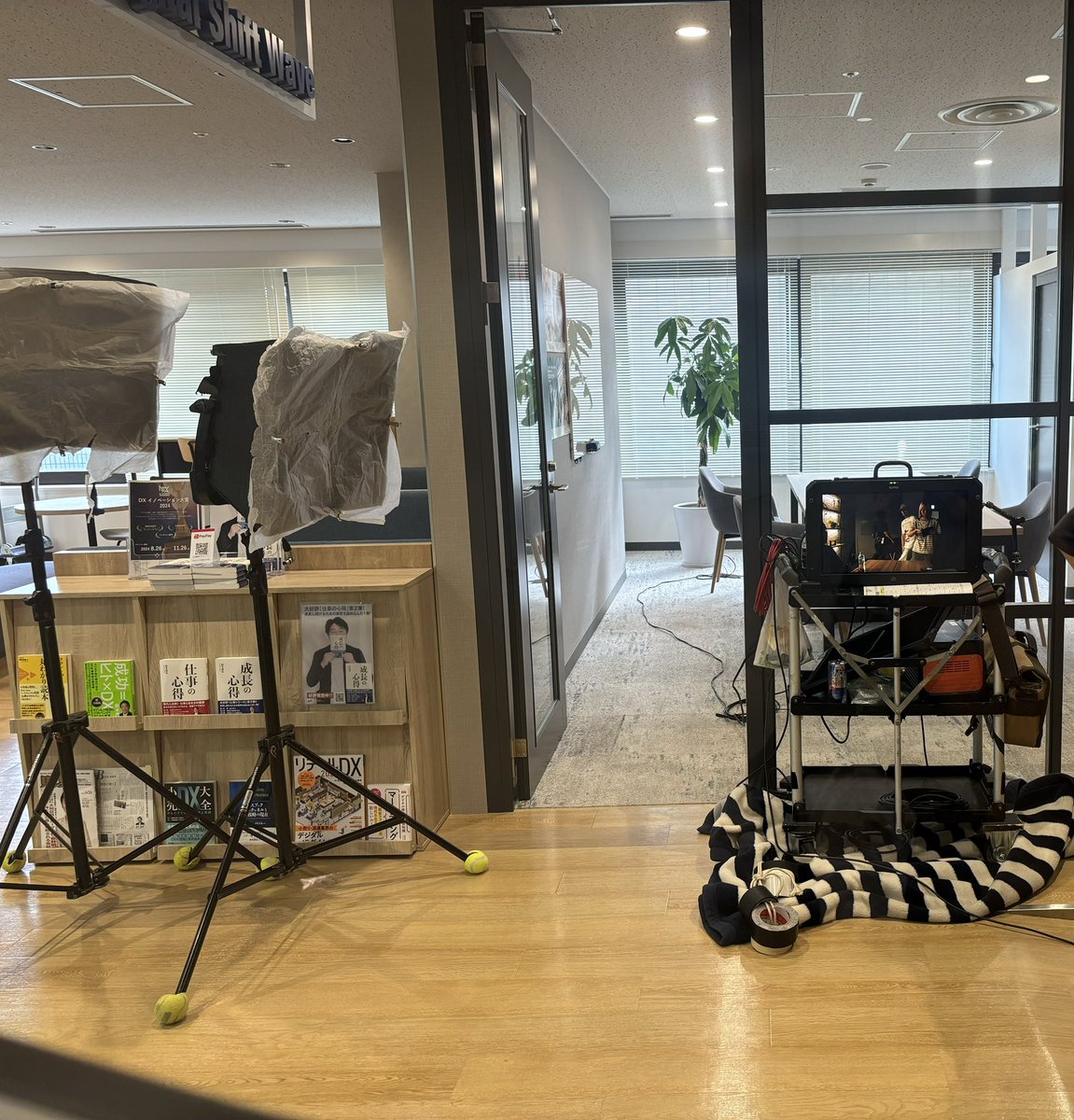 DSW_official's tweet photo. 【只今、オフィスが撮影現場となっております】

弊社、実はオフィスとスタジオ貸し出しをしています！最近は、CM撮影やドラマ、いろんな撮影でお貸ししています！
もしご希望の方は弊社まで✨

https://t.co/GILh3N7NJG

#オフィス #スタジオ #ロケ #デジタルシフトウェーブ https://t.co/7CMF1tDa03