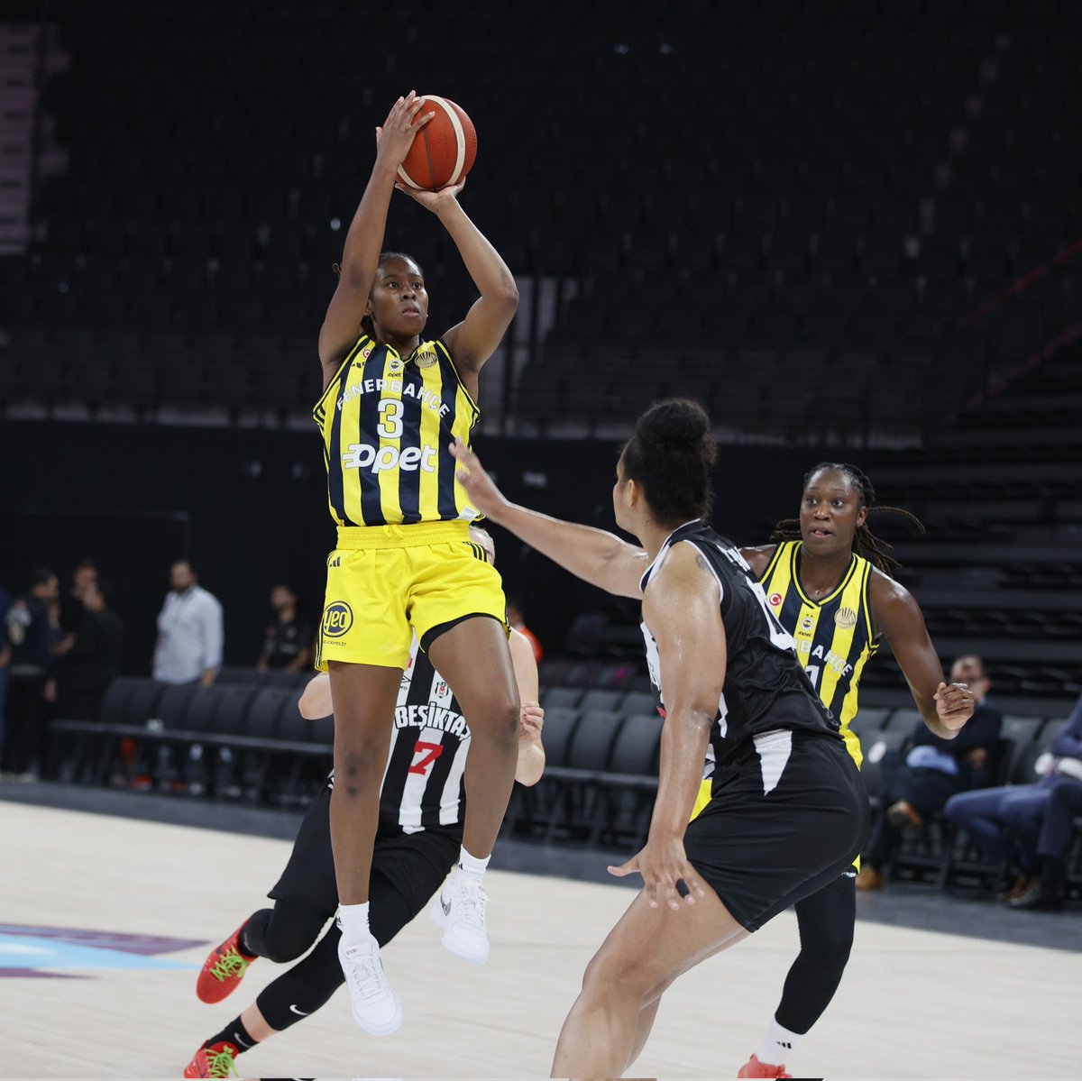 CoachRookie's tweet image. 💛💙 Ariel Atkins | @iamArielAtkins

#Fenerbahçe #PotanınKraliçeleri #SuperCupWomen