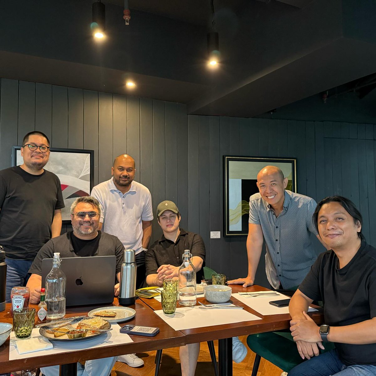 Inlababububeaw's tweet photo. Friday collaboration 😱

Enrique Gil with Ranvel Rufino, Steve Vesagas, Tim Jimenez, Ays De Guzman, and Mark Angos (head writer of Forevermore, Dolce Amore, Bagani, and the abruptly ended Make It With You)

@itsenriquegil
#EnriqueGil

📸 IG | ranvelrufino 10.04.2024 https://t.co/Wybkf1ZpQT