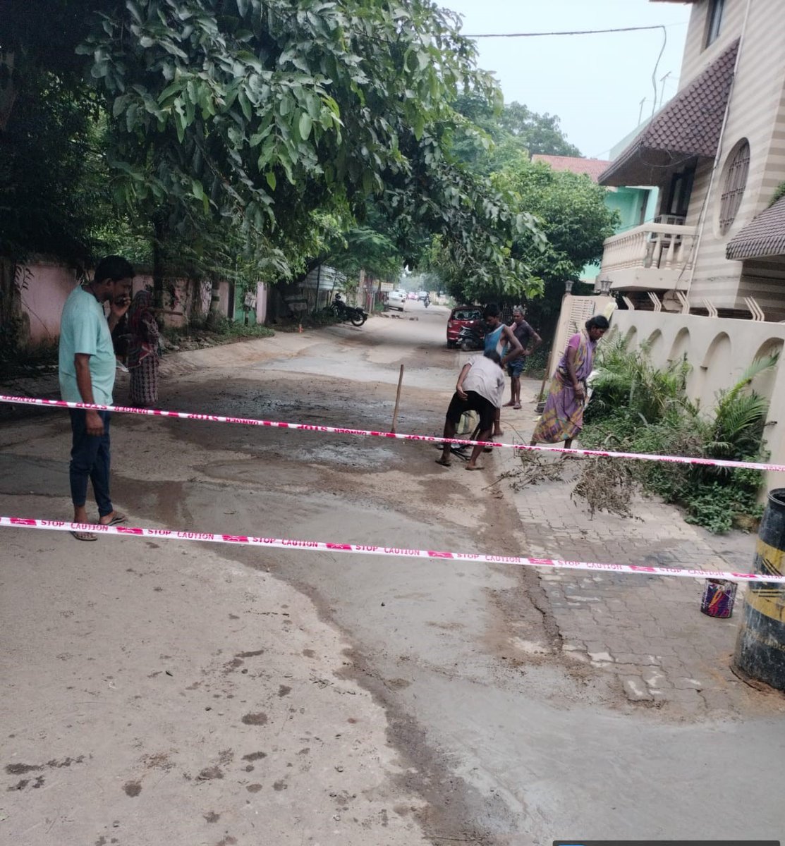 bmcbbsr's tweet photo. Road repair work is in progress on a war footing basis across the city ahead of the Durga Puja festival. 
BMC and all the line departments are working towards improving the roads for commuters' safety.

#RoadWork https://t.co/Z8TfuXcbXu