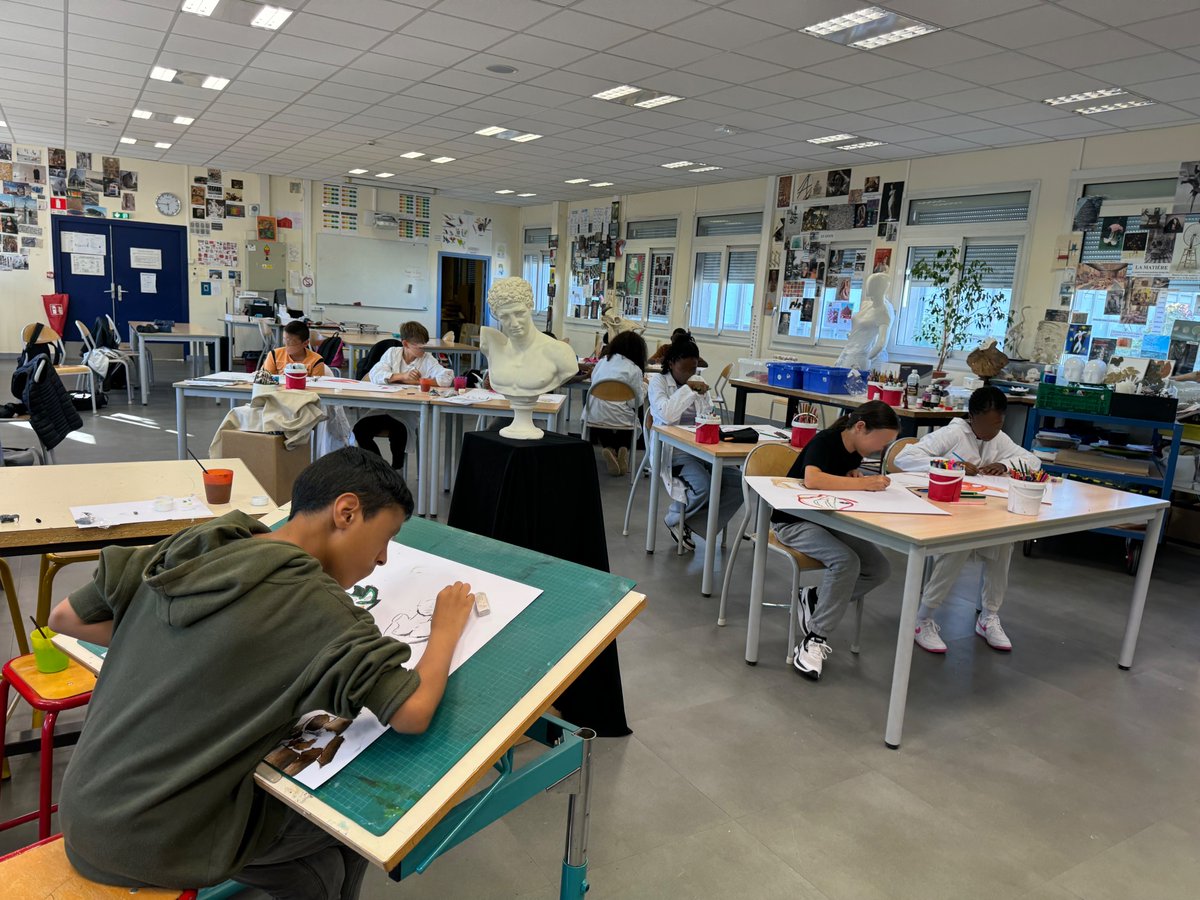 Poursuite des croquis d’observation. Les élèves de 5ème <a href="/ChaapMermozLyon/">CHAAP Collège Jean MERMOZ</a> ont pu expérimenter plusieurs outils et techniques graphiques. Le moment de mise en commun, à permis de mettre en évidence les écarts produits avec le référent et les effets plastiques obtenus. <a href="/academielyon/">Académie de Lyon</a>