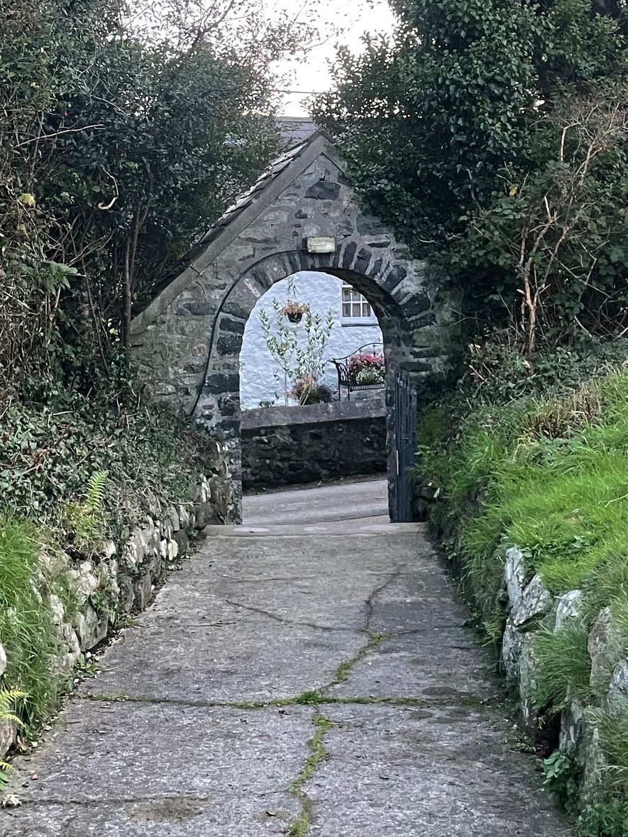 Capel Salem Llanddoged heno am 7pm. Peidiwch dibynnu ar y sat nav ar gyfer hwn. Yn Llanddoged, troi i'r chwith cyn yr eglwys. Ffordd gul i ddechra ond yna dal i fynd ar lôn syth  am tua milltir i gyrraedd y capel.