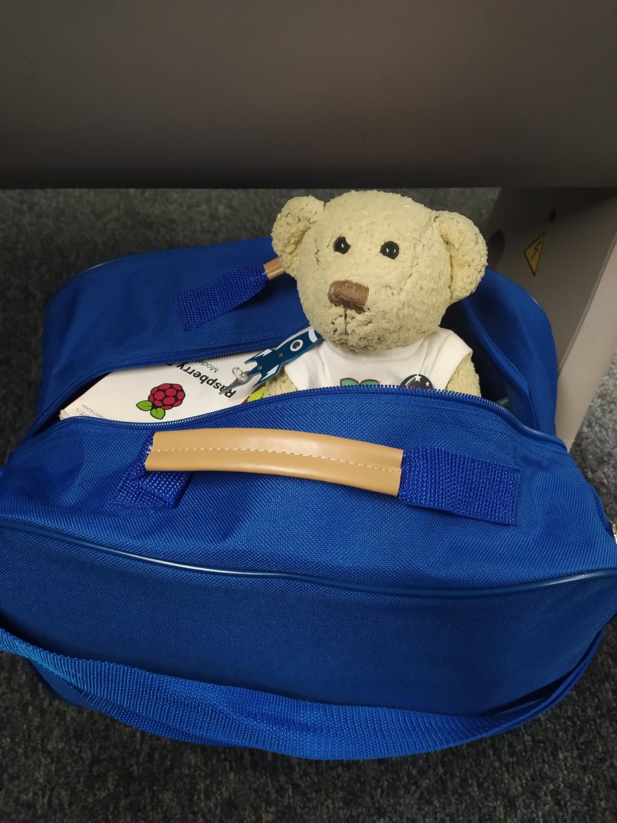 #babbage est bien installé ! 
Direction Paris pour la Conférence - Atelier  à la <a href="/EyrollesLib/">Librairie Eyrolles</a> le 5/10
Vous venez !? 
On va y retrouver <a href="/RaspiWin/">RaspiWin</a> et <a href="/framboise314/">François MOCQ - F1GYT - framboise314 🌈</a> 😊