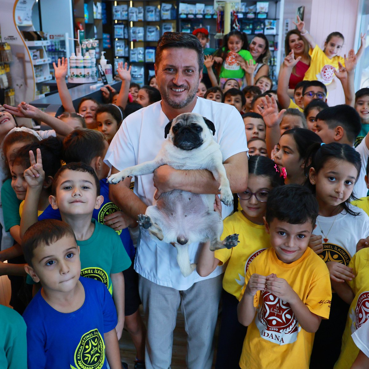 Adana'da depremde 40 kişinin öldüğü apartmanda kurtulan 'Şila' isimli köpek, çocuklara hayvan sevgisinin aşılanması için ilkokul öğrencileriyle bir araya geldi.