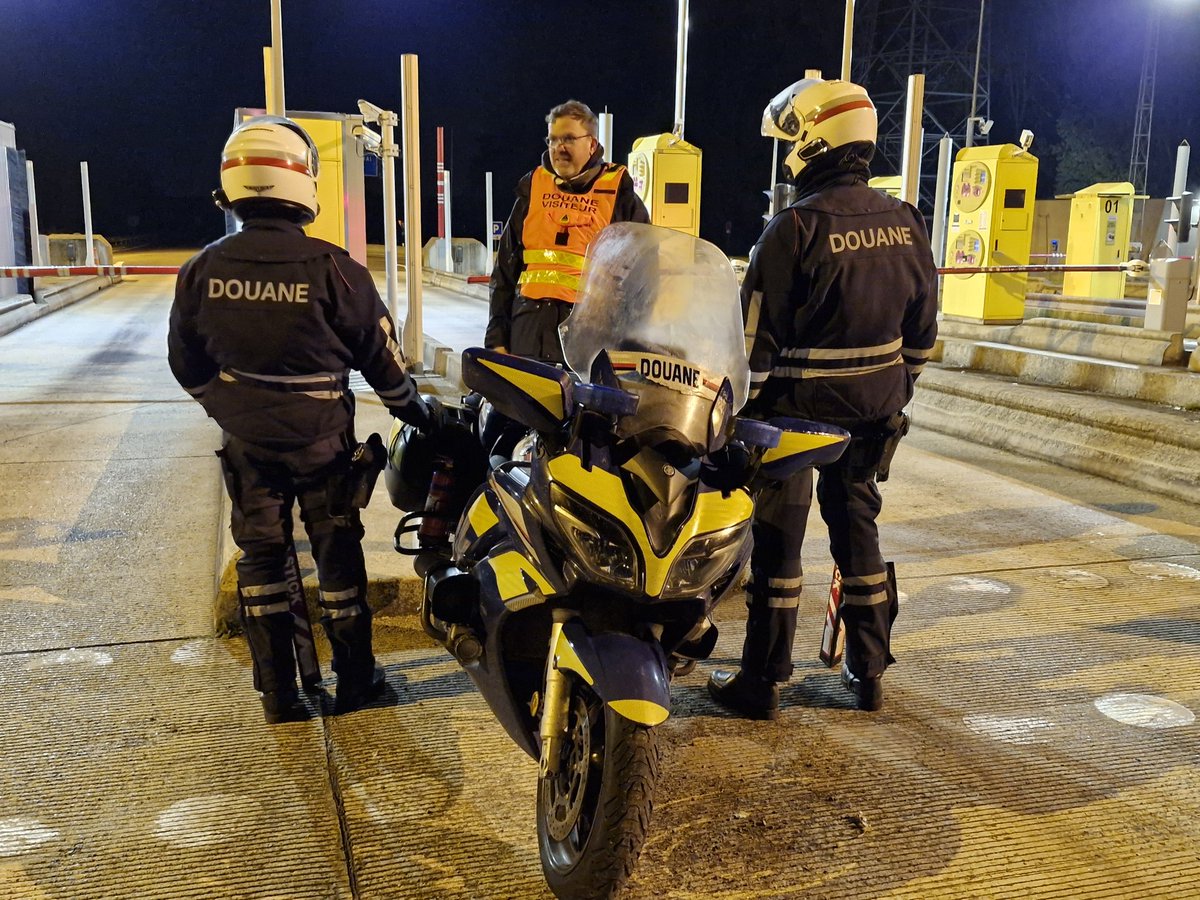Proc_Compiegne's tweet image. Cette nuit j'ai participé à différents contrôles avec les douaniers de la Picardie.

Merci à la direction régionale des douanes de Picardie.

Parquet de Compiègne-douanes du 80 et 60 : une lutte contre la délinquance de transit 

#douanes
#procureur 
#police
#gendarmerie