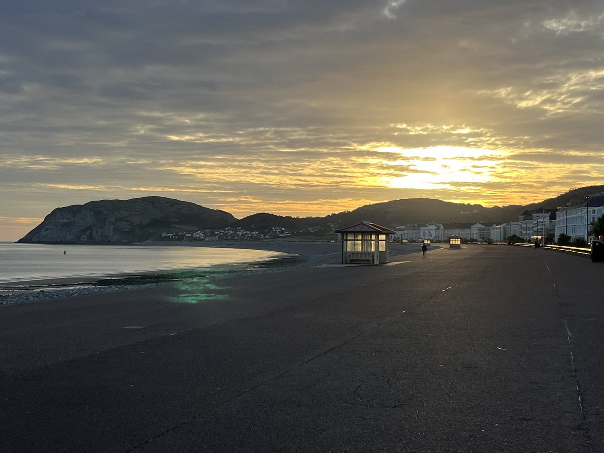 Llandudno waking up and looking beautiful #Wales 🏴󠁧󠁢󠁷󠁬󠁳󠁿