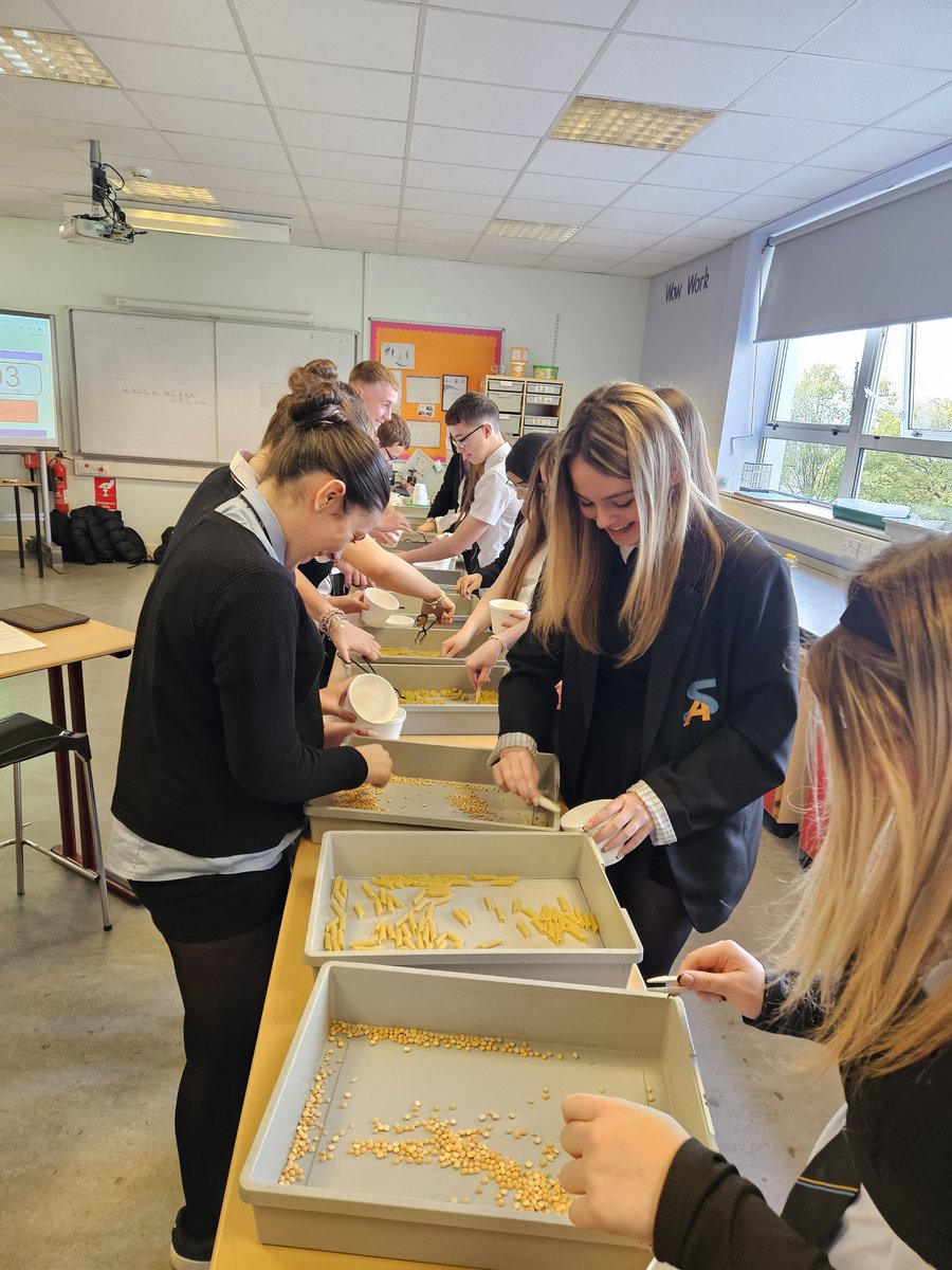 MrCoyle_Bio's tweet image. A fun Friday in the lab.
S3 biologists consolidated their learning of natural selection by taking part in a "beak battle ladder"
@Springburn_sci
🐦🐦⬛🦜