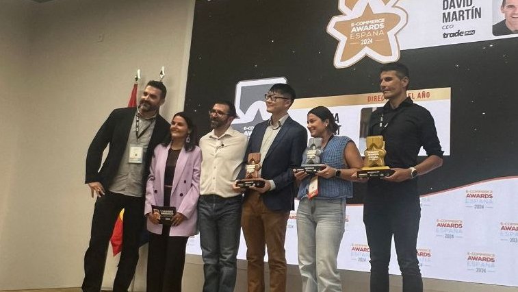 Marketing4eCommerce (@mkt4ecommerce) on Twitter photo <a href="/KFC_ES/">KFC</a> <a href="/PowerPlanet_es/">Powerplanet</a> <a href="/WortenES/">Worten</a> <a href="/leroymerlin_es/">leroymerlin_es</a> <a href="/confortauto/">Confortauto</a> <a href="/casadellibro/">Casa del Libro</a> <a href="/DominosPizza_ES/">Domino's Pizza España</a> <a href="/civitatis/">Civitatis</a> <a href="/CashConvertersE/">Cash Converters</a> <a href="/GrupoCosentino/">Cosentino</a> <a href="/tradeinnsl/">Tradeinn</a> <a href="/garciadepou/">García de Pou</a> <a href="/logiscenter/">Logiscenter</a> 🥇Directivo/a del año: David Martín, CEO de <a href="/tradeinnsl/">Tradeinn</a>
🥈 Mireia Trepat Martí, de <a href="/freshlyco/">Freshly Cosmetics</a>
🥉 Chen Yue, <a href="/phergal/">Phergal Laboratorios</a>
#EcommerceAwards24 <a href="/KFC_ES/">KFC</a> <a href="/PowerPlanet_es/">Powerplanet</a> <a href="/WortenES/">Worten</a> <a href="/leroymerlin_es/">leroymerlin_es</a> <a href="/confortauto/">Confortauto</a> <a href="/casadellibro/">Casa del Libro</a> <a href="/DominosPizza_ES/">Domino's Pizza España</a> <a href="/civitatis/">Civitatis</a> <a href="/CashConvertersE/">Cash Converters</a> <a href="/GrupoCosentino/">Cosentino</a> <a href="/tradeinnsl/">Tradeinn</a> <a href="/garciadepou/">García de Pou</a> <a href="/logiscenter/">Logiscenter</a> 🥇Directivo/a del año: David Martín, CEO de <a href="/tradeinnsl/">Tradeinn</a>
🥈 Mireia Trepat Martí, de <a href="/freshlyco/">Freshly Cosmetics</a>
🥉 Chen Yue, <a href="/phergal/">Phergal Laboratorios</a>
#EcommerceAwards24