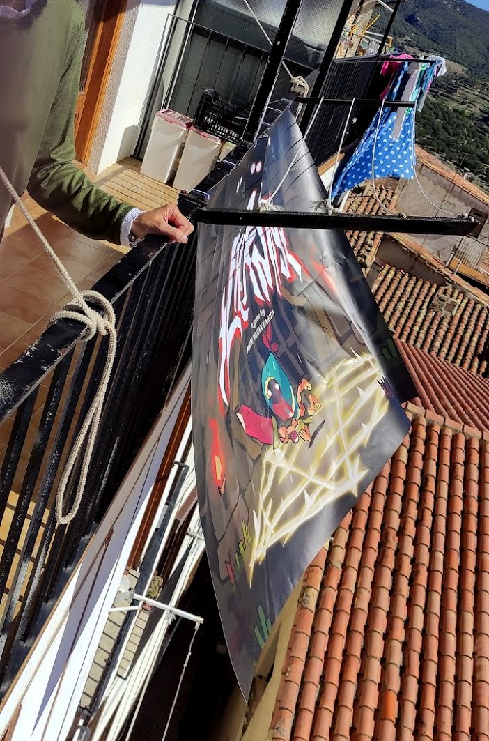 jordi_milian's tweet photo. Oye pregunta para otros devs con booth del #indiedevday2024 
Que hacéis vosotros con la pedazo lona que nos dieron???
Yo la acabo de colgar del balcón pero porque no se donde meterla https://t.co/PQdqjUyi4R