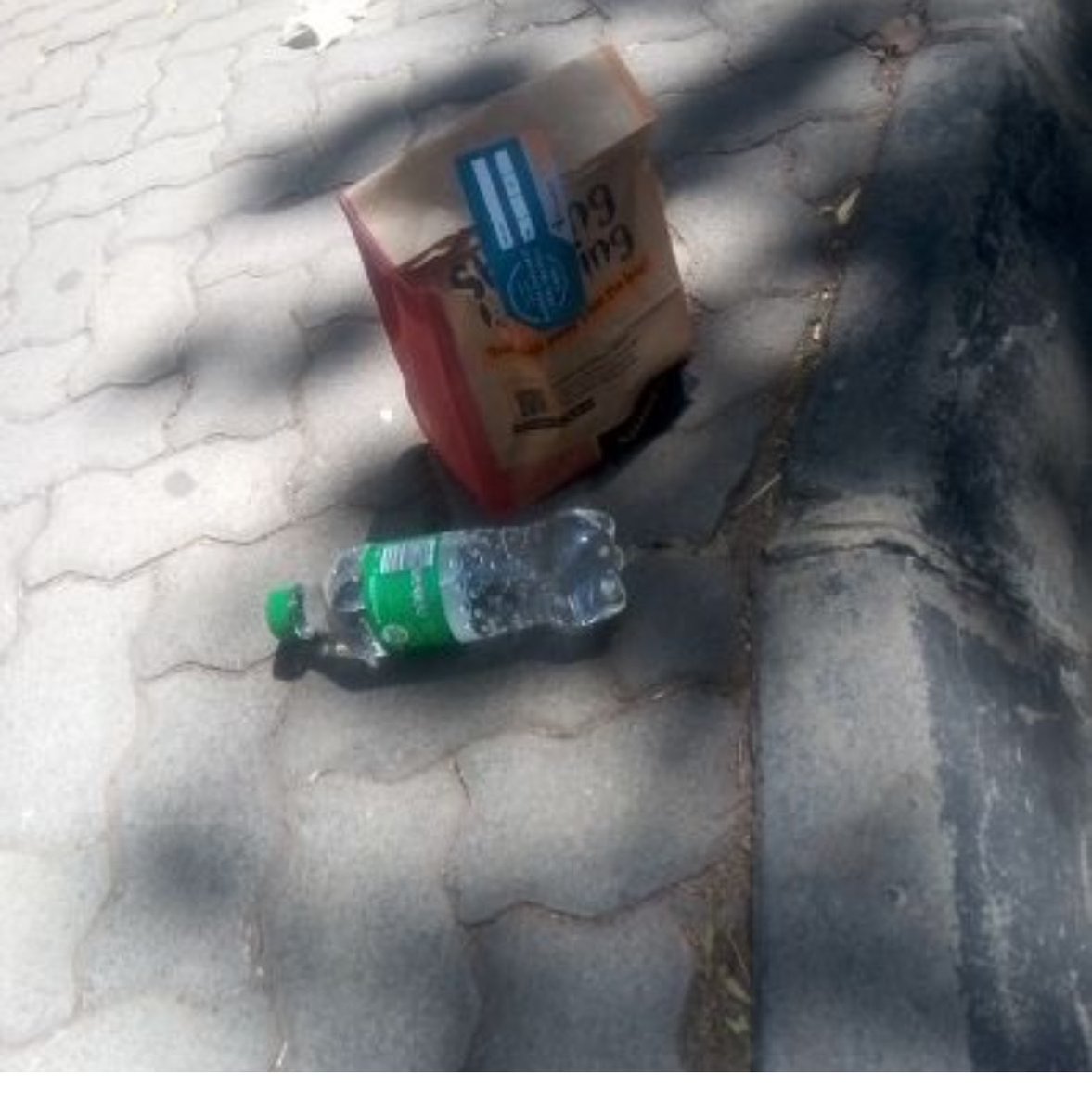 HelplessDelight's tweet photo. @Uber_Support @UberEats this is how they deliver food. A note to leave with reception, I guess this is what @UberEats takes as reception @hellopetercom https://t.co/YX9T7GhLWp