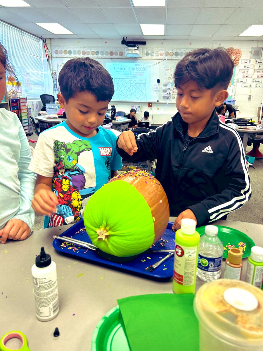 MrsInglat's tweet photo. We had so much fun turning our pumpkin into a caramel apple 🍏 for the PTO contest! This is a pretty talented bunch! @VV_Voyagers https://t.co/79gWHE5Ip2