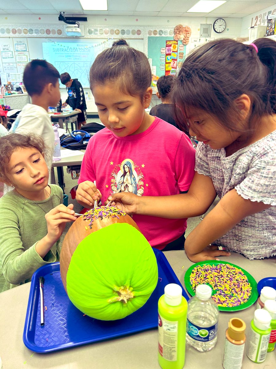 MrsInglat's tweet photo. We had so much fun turning our pumpkin into a caramel apple 🍏 for the PTO contest! This is a pretty talented bunch! @VV_Voyagers https://t.co/79gWHE5Ip2