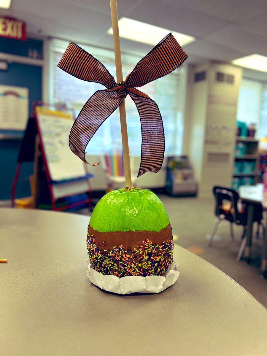MrsInglat's tweet photo. We had so much fun turning our pumpkin into a caramel apple 🍏 for the PTO contest! This is a pretty talented bunch! @VV_Voyagers https://t.co/79gWHE5Ip2