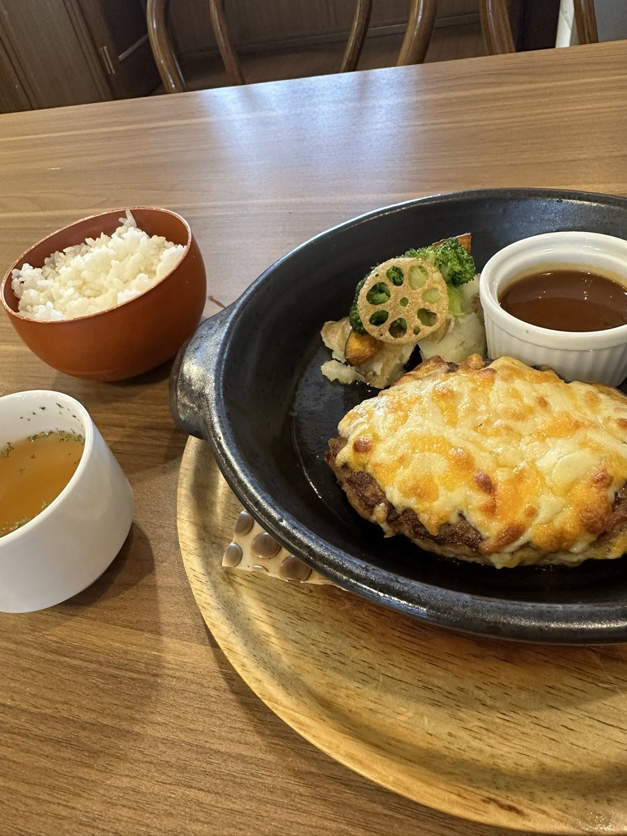 uSpmdH6HllmZtiw's tweet image. #2nd kitchenhama

 今日は仕事お休みで
ゆっくり１人ランチ😊
テレビにも出たhamaさんで
３種のチーズハンバーグと
キーズケーキ🍰
チーズばっかりだった🤣
ちょっと贅沢なランチだけど
美味しかった👍✨✨