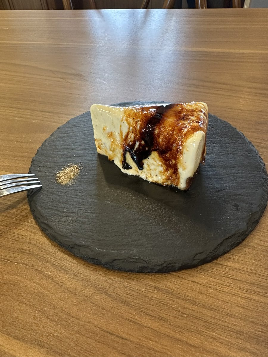 uSpmdH6HllmZtiw's tweet image. #2nd kitchenhama

 今日は仕事お休みで
ゆっくり１人ランチ😊
テレビにも出たhamaさんで
３種のチーズハンバーグと
キーズケーキ🍰
チーズばっかりだった🤣
ちょっと贅沢なランチだけど
美味しかった👍✨✨