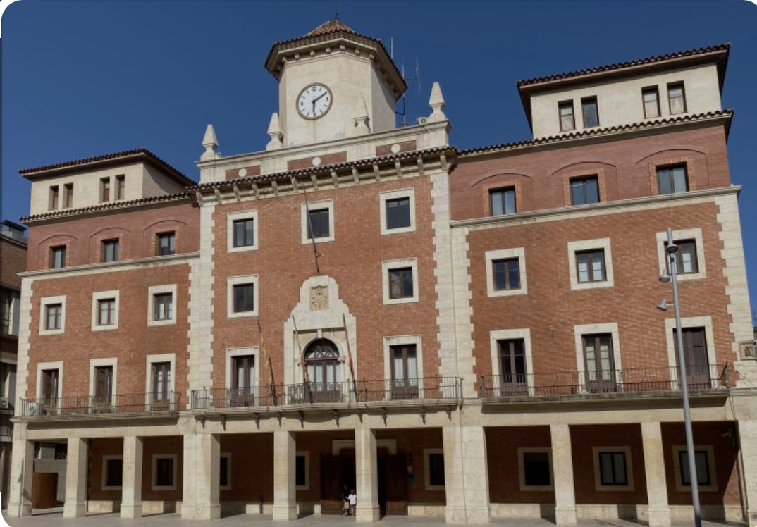Ferran_Bel's tweet photo. Durant 11 anys d’alcalde d #Tortosa, mai, i menys en privat, vaig demanar o exiguir a cap treballador/a municipal, ni president/a d’entitat, ni ciutada/na, que em tractessin com a Sr Alcalde o Alcalde. Fer-ho amagaria un complex de superioritat i falta de legiltimat
#alcaldefake https://t.co/QKd49dAmi1