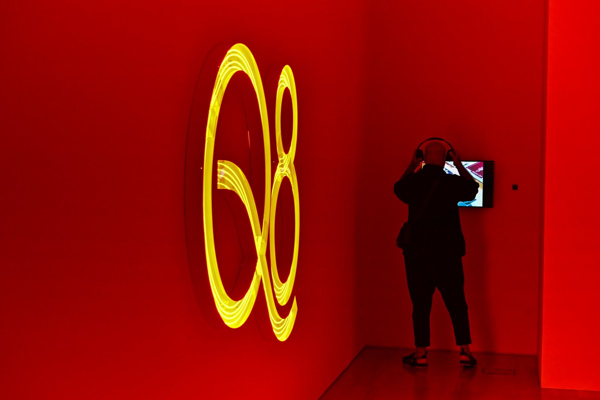 NYUADArtGallery's tweet photo. نشكركم على انضمامكم لنا في افتتاحية معرض "بين المد والجزر: خمسية خليجية". يسعدنا فتح أبوابنا لكم هذا الموسم للاحتفاء بهذه اللحظة البارزة لرواق الفن بجامعة نيويورك أبوظبي. https://t.co/ClWCA3PljE