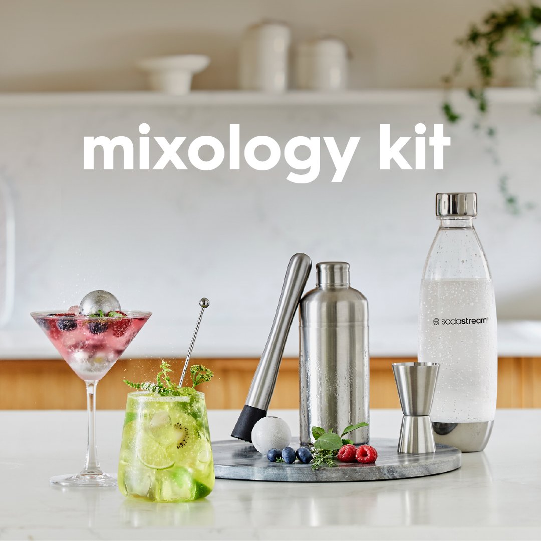 Mixology Kit incluye todo lo que necesitas para preparar unos cócteles increíbles: coctelera, muddler, jigger, removedor y dos bolas enfriadoras de acero inoxidable. Si necesitas ideas sobre qué preparar, ¡visita nuestra web! #SodaStream #mixology #cocteleria #coctel #MixologyKit