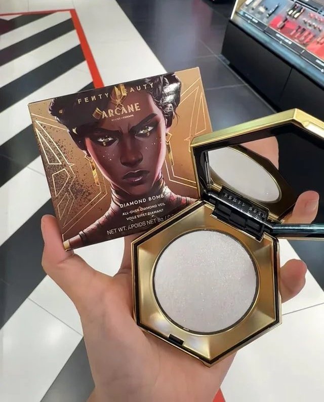 PatriRoxas95's tweet image. Mira que yo no me maquillo, pero que es esta colaboración de Fenty x Arcane??

Es que lo compraba de una 😳

Imagínate maquillaje del WoW con Xal'atath (pero sería maquillaje de pies?)
