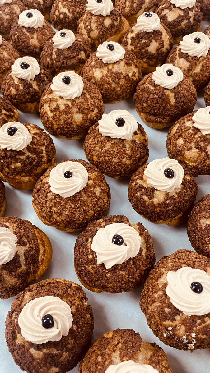TPatisseries's tweet image. Our Chocolate Choux Bun 🍫🍫

Filled with an indulgent chocolate mousse, garnished with chocolate cream and chocolate glaze. 

#patisserie #chocolate