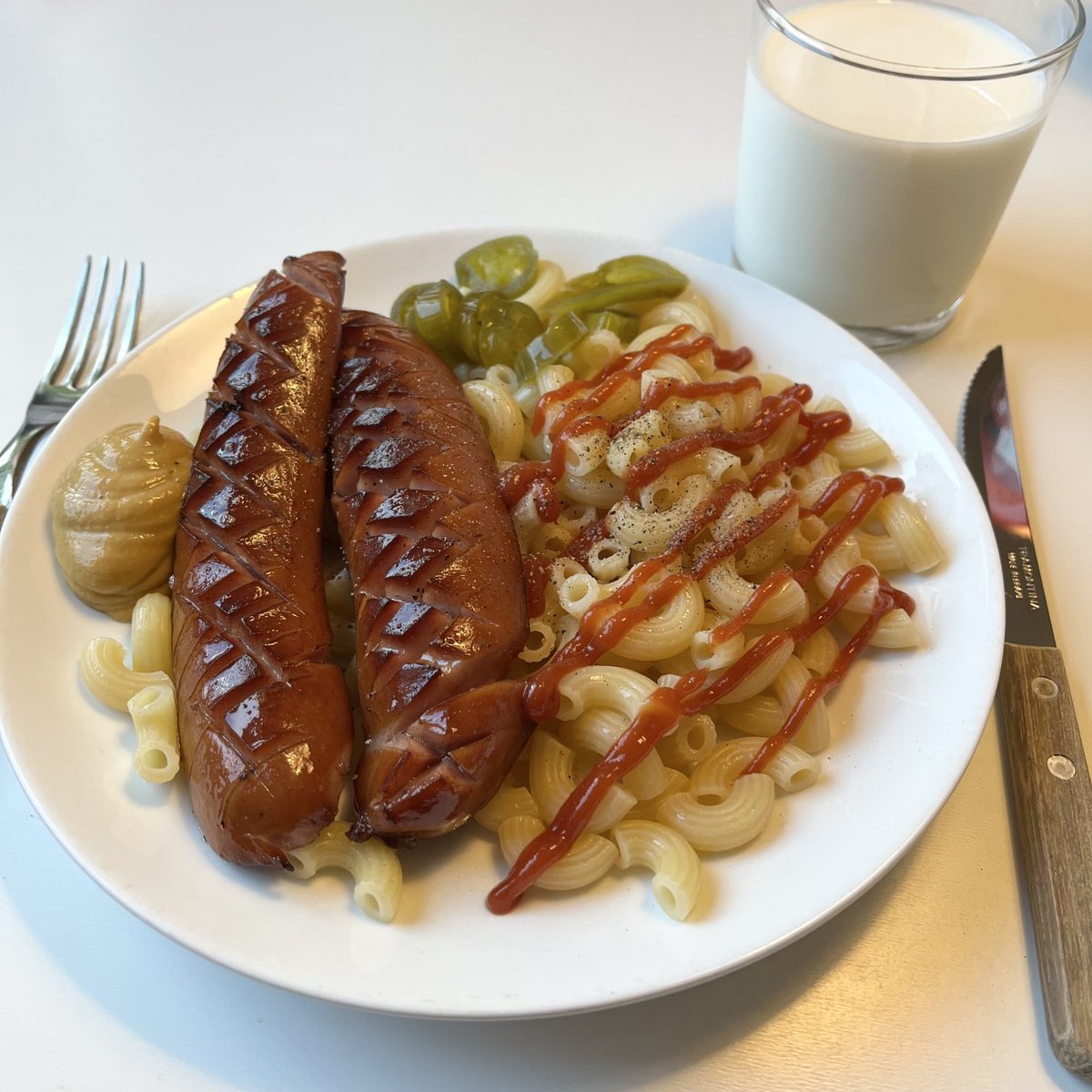 norabries's tweet photo. Sen lunch!😋 #korv #mjölk #präktig #hungrig #fredag https://t.co/h1vvLTe08S