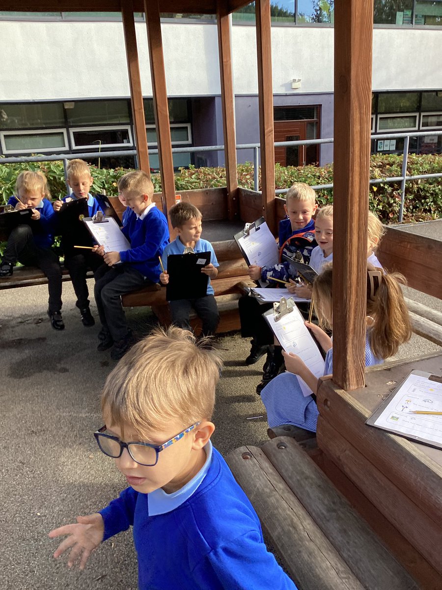 HighViewY1's tweet photo. This half term we have been learning about the weather and the season. Today we have been outside to use the equipment we have been learning about to measure the weather. https://t.co/jF98zXFJjT
