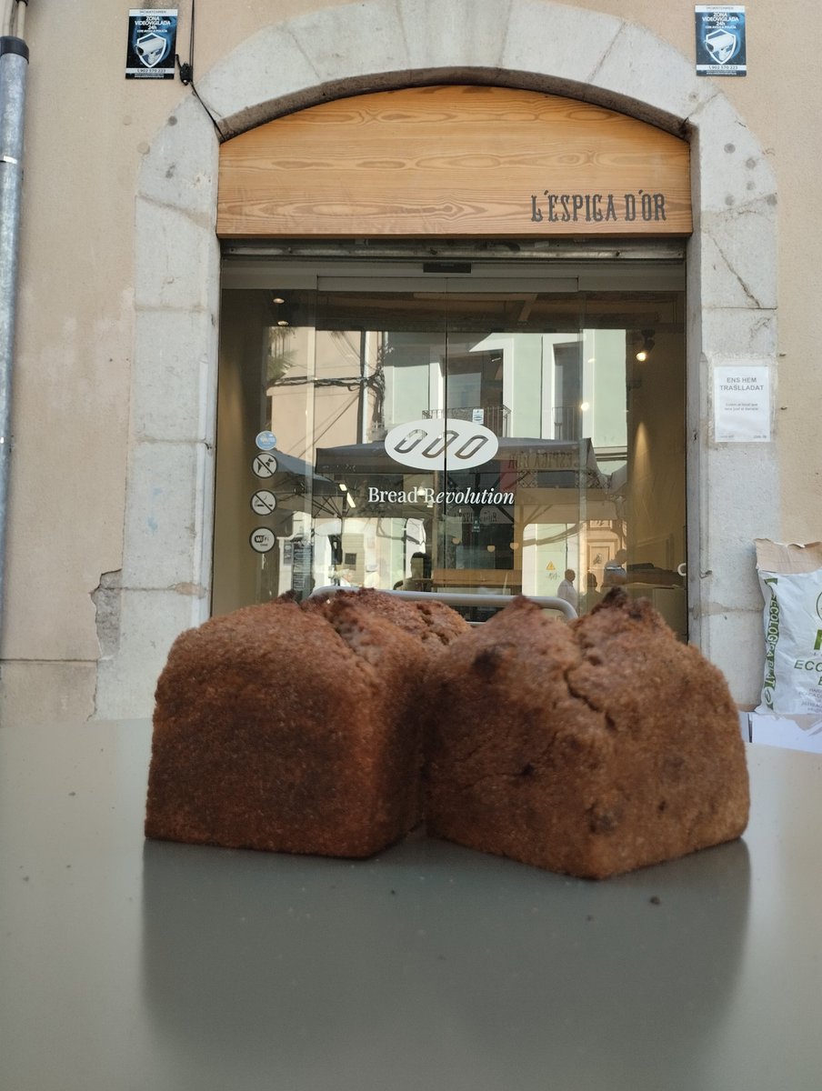 Mañana Sábado desde las 10 hs podrás comprar el "Pa 14 anys Singlot" en L'Espiga d'Or de Pça de los Carros.

Un pan elaborado por <a href="/J_Morera/">Jordi Morera Baker</a> para el aniversario del Singlot.

Sobre las 13 hs Jordi estará en el Singlot explicando el proceso de este pan que no te dejará indiferente.