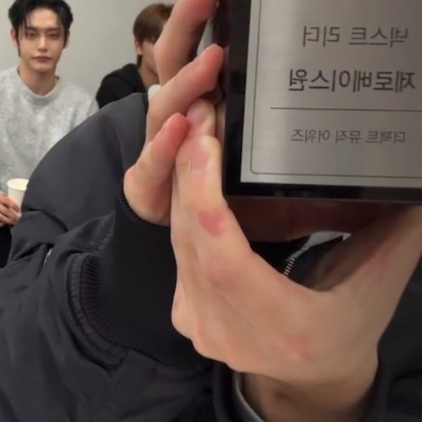 ymarkheart's tweet photo. please give him lots of prizes so he can show them to us in this cute way ‹𝟹 https://t.co/UZGdBUTiZl